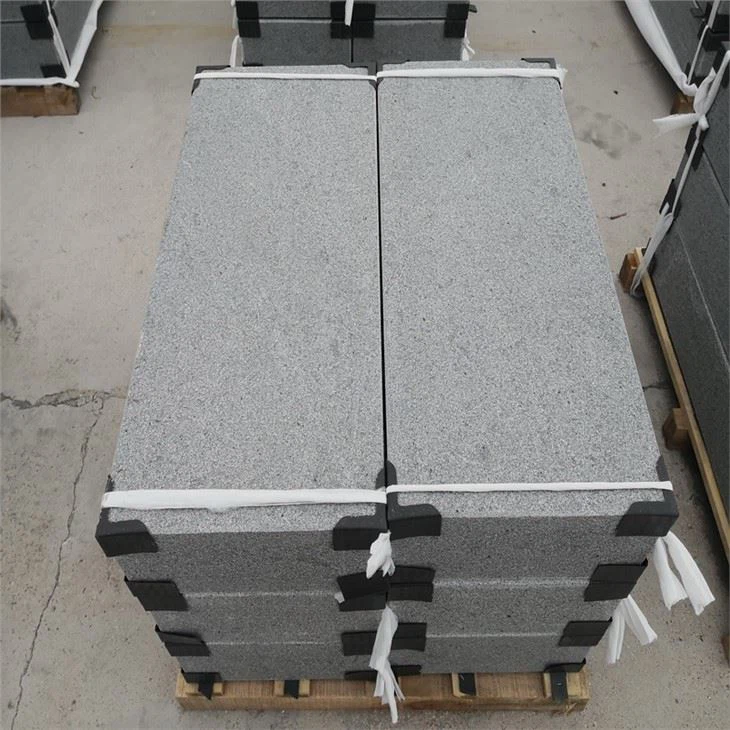 Paracarro di granito grigio