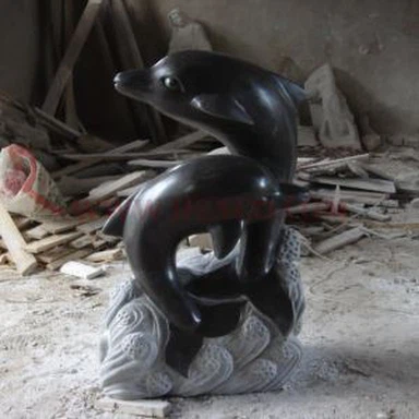 Scultura di pesce di granito nero