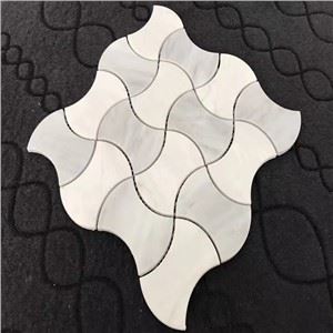 Tessere di mosaico grigie e bianche