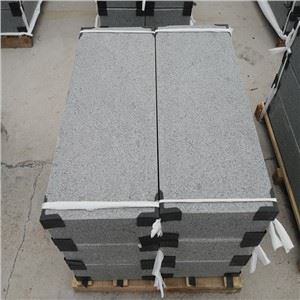 Paracarro di granito grigio