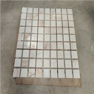 Rosso con piastrelle a mosaico in marmo bianco