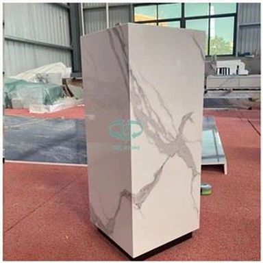 Zoccolo in quarzo bianco